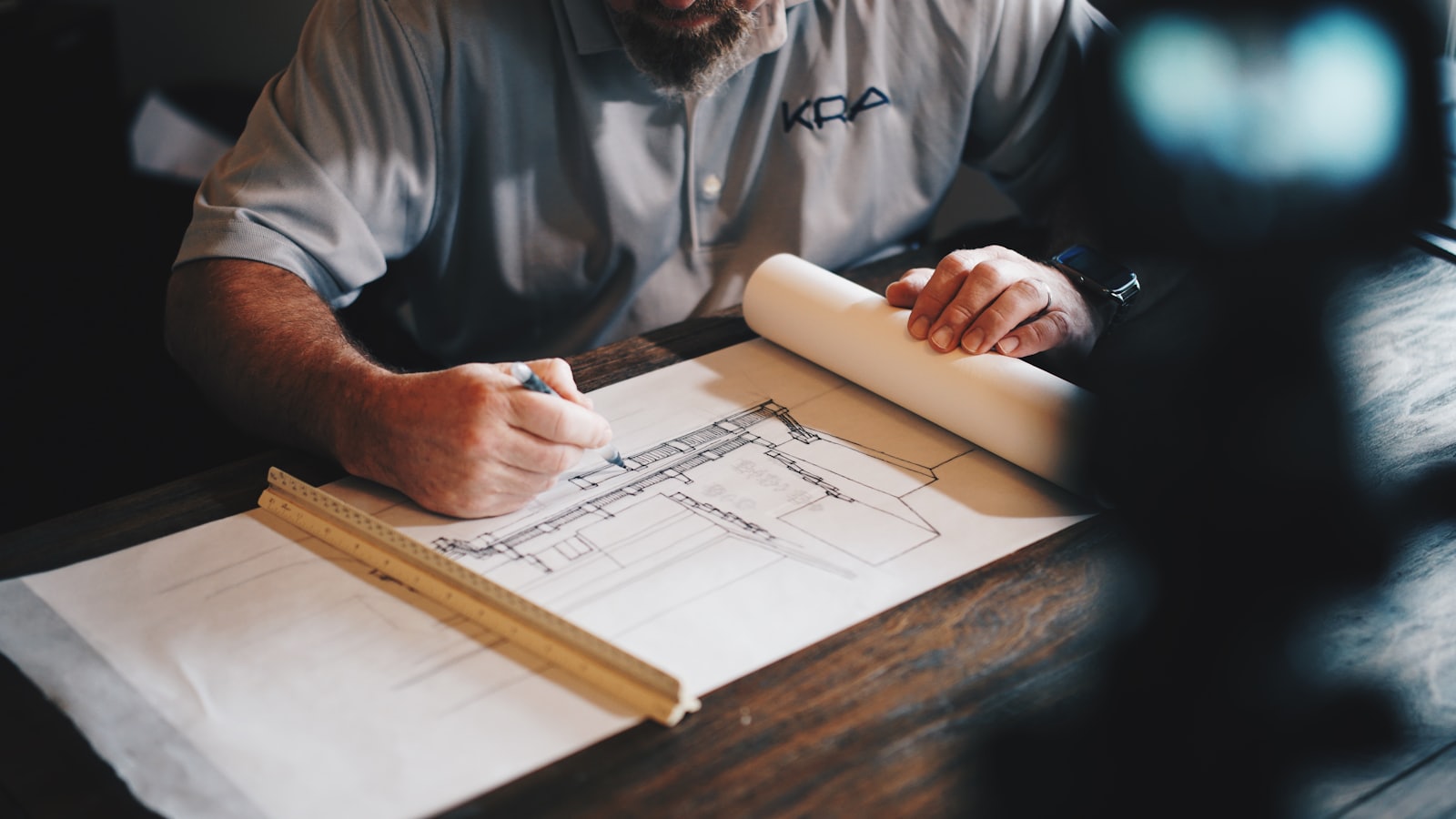 Ingeniero revisando los planos del proyecto técnico